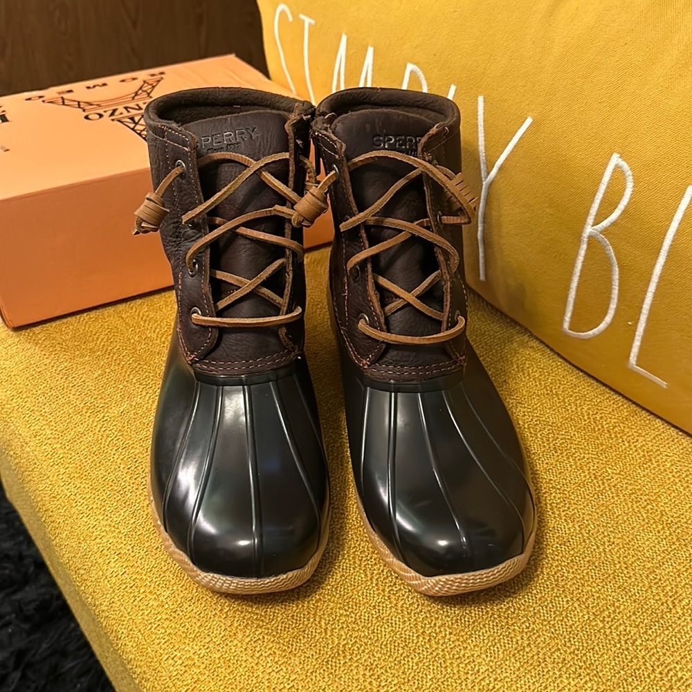 New Sperry Duck Boots Tan/Dark Brown